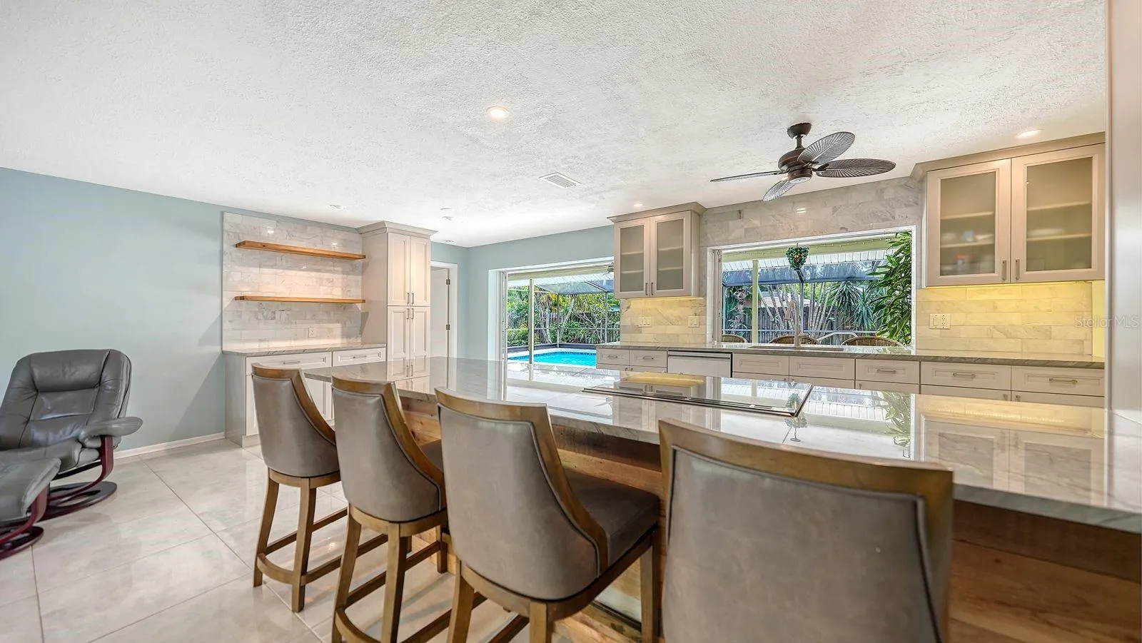 Spacious Breakfast Bar