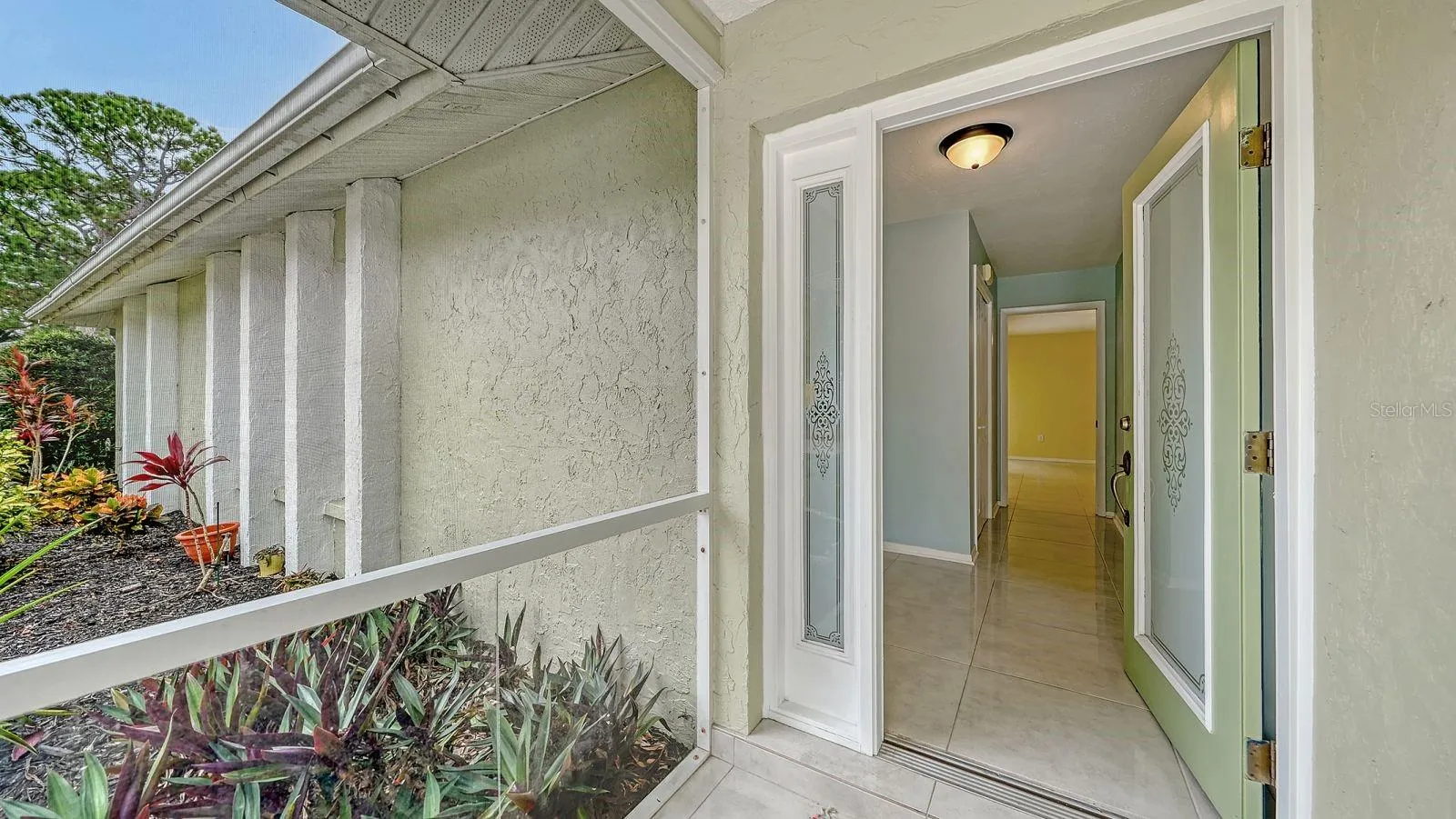 Welcoming screened entryway to the front door.