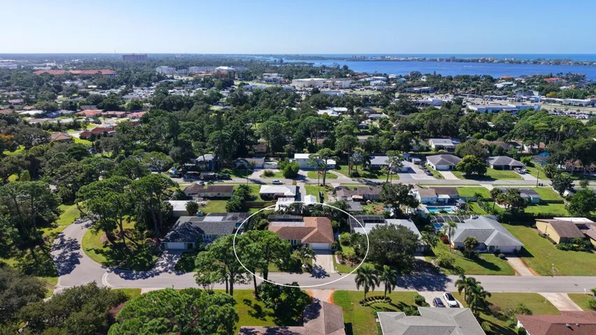 Aerial showing the proximity to South Siesta Key, the Intracoastal Waterways and the Gulf!