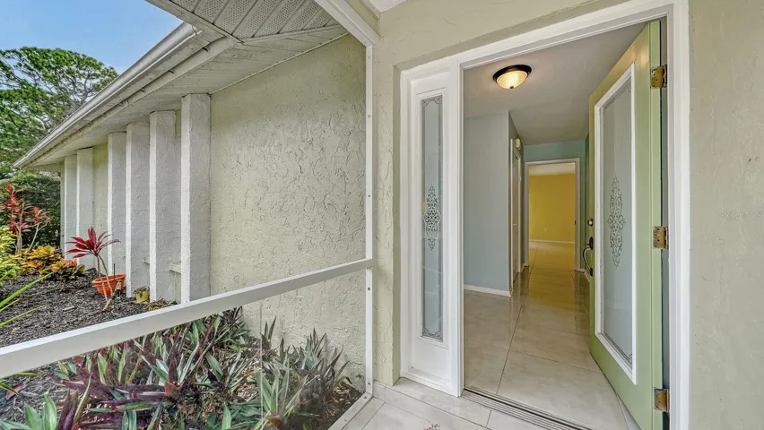 Welcoming screened entryway to the front door.