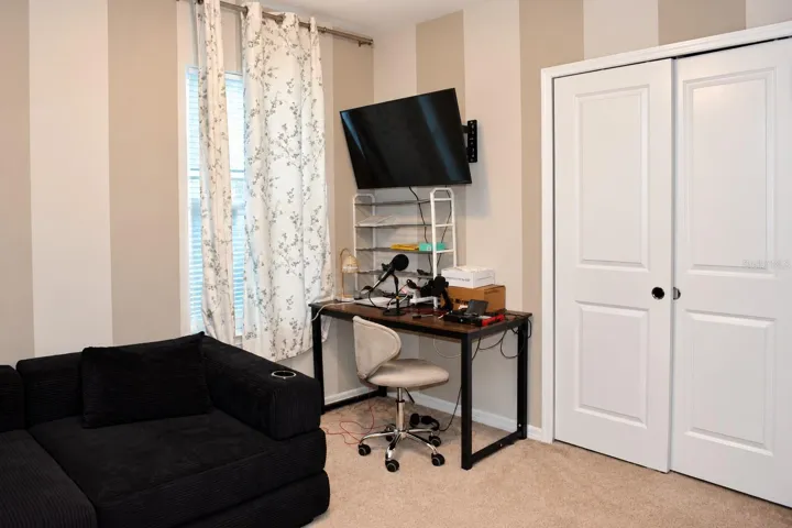 Flexible Bedroom or Home Office Space