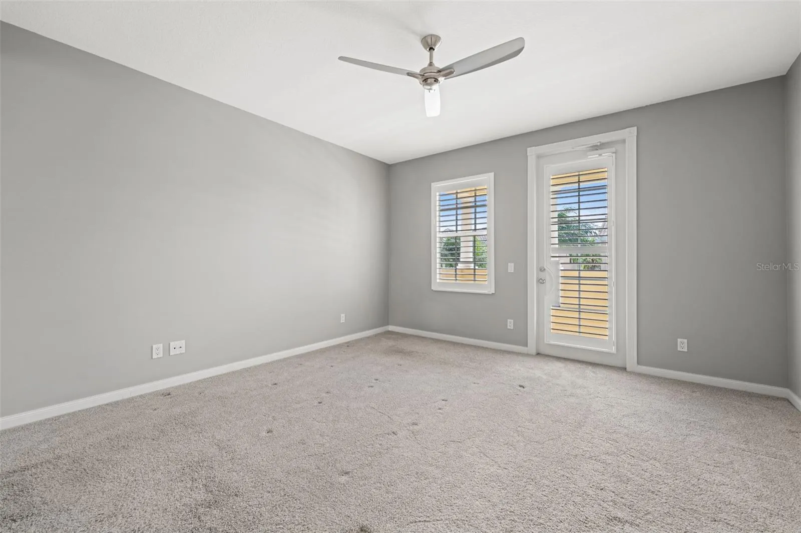 Second primary bedroom with access to the balcony