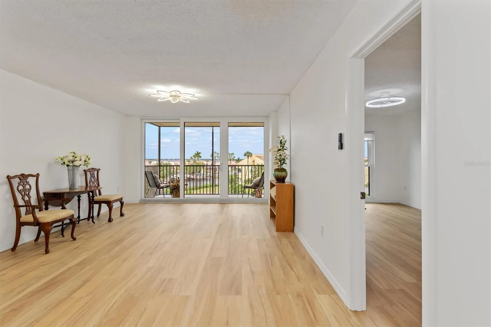 Spacious living room
