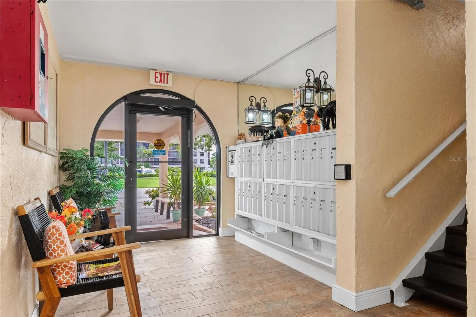 Lobby & mail boxes
