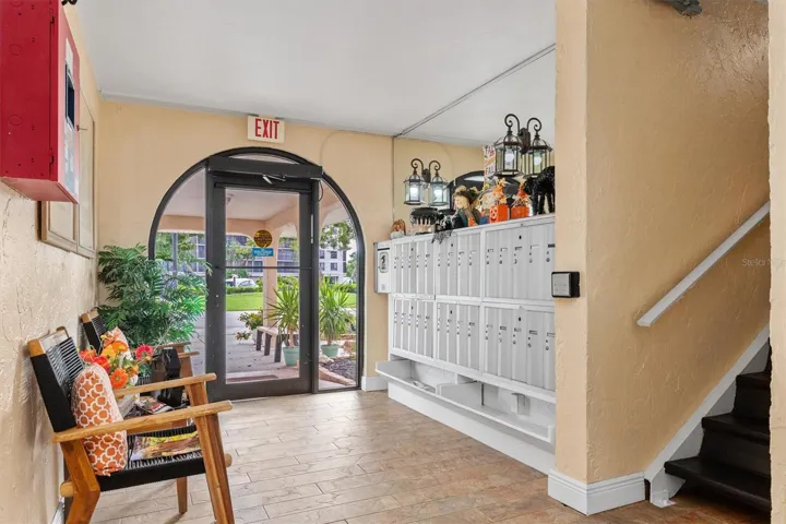 Lobby & mail boxes