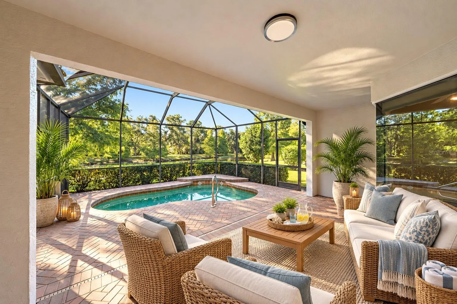 VERY PRIVATE Lanai overlooking peaceful pond and preserve!