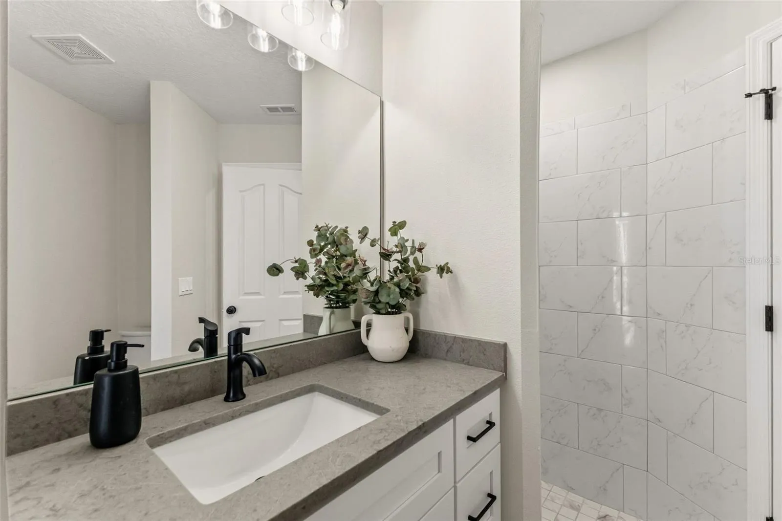 Bathroom 2 (pool bath)