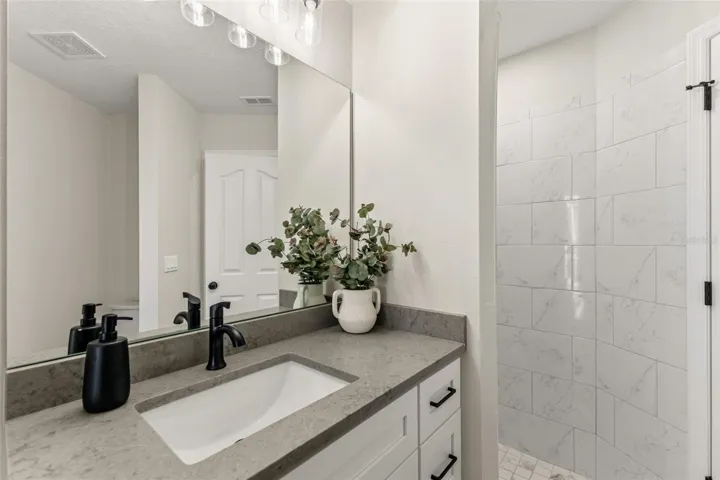 Bathroom 2 (pool bath)