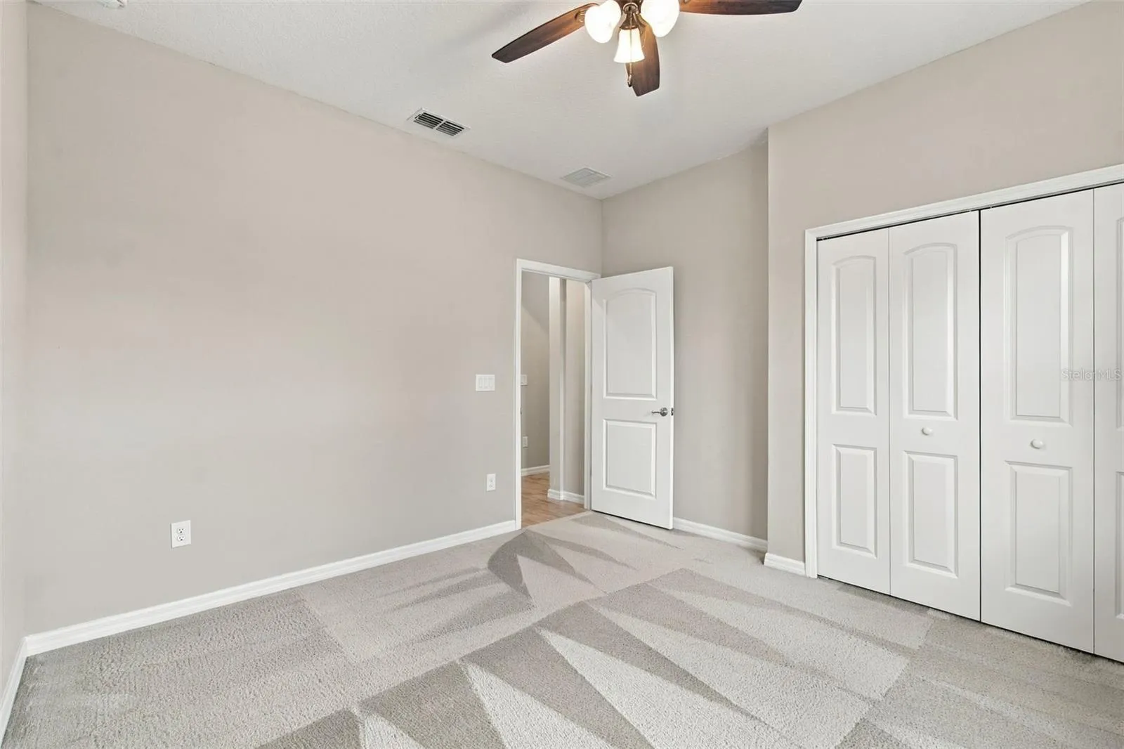 Guest bedroom with ceiling fan