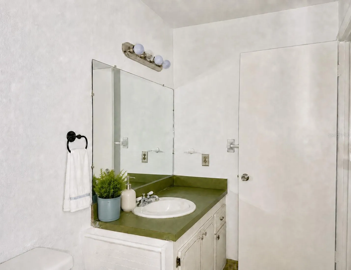 Guest Full Bath