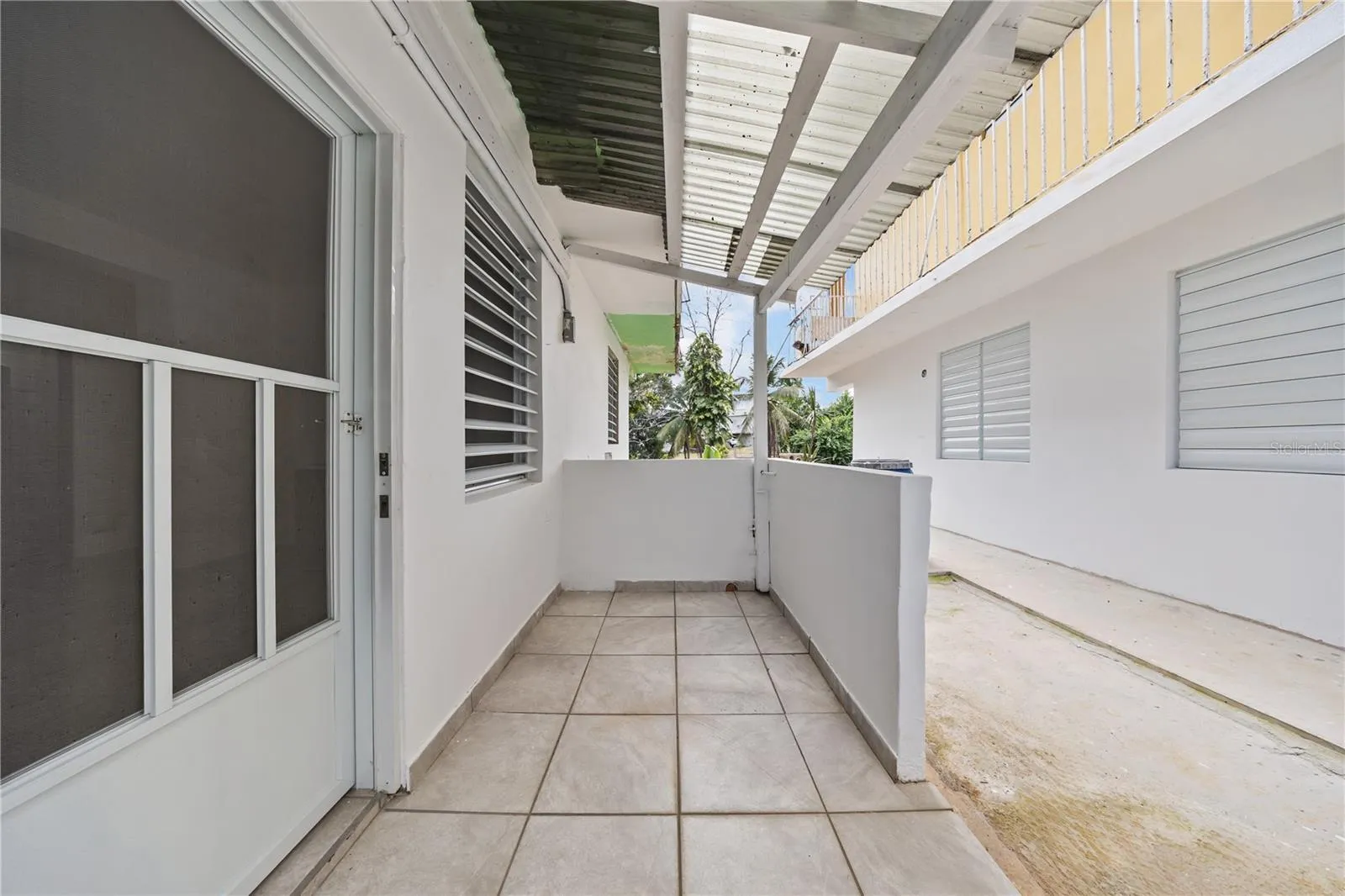 Entrada por balcón hacia el apartamento