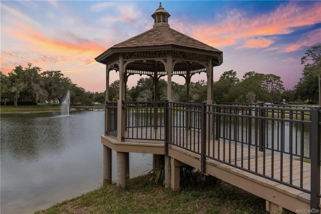 GAZEBOYOUR OWN LITTLE SLICE OF PARADISE! Unwind at Meadowcrest's charming POND GAZEBO overlooking a peaceful pond w/fountain. A picturesque setting to enjoy nature, relax &amp; take in the beautiful Florida sunsets!