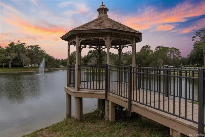 GAZEBOYOUR OWN LITTLE SLICE OF PARADISE! Unwind at Meadowcrest's charming POND GAZEBO overlooking a peaceful pond w/fountain. A picturesque setting to enjoy nature, relax &amp; take in the beautiful Florida sunsets!