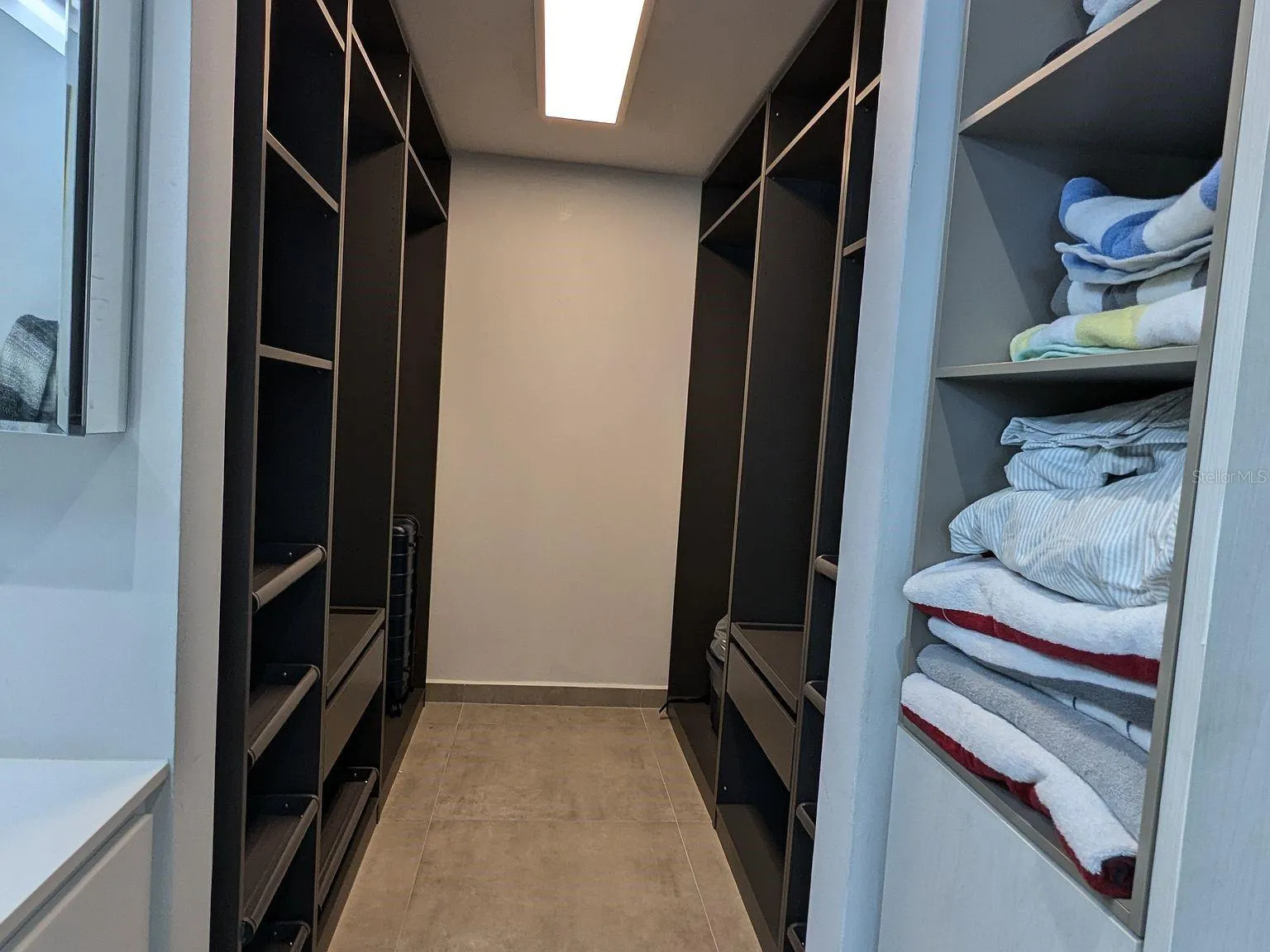 Walk-in closet – built-in shelving