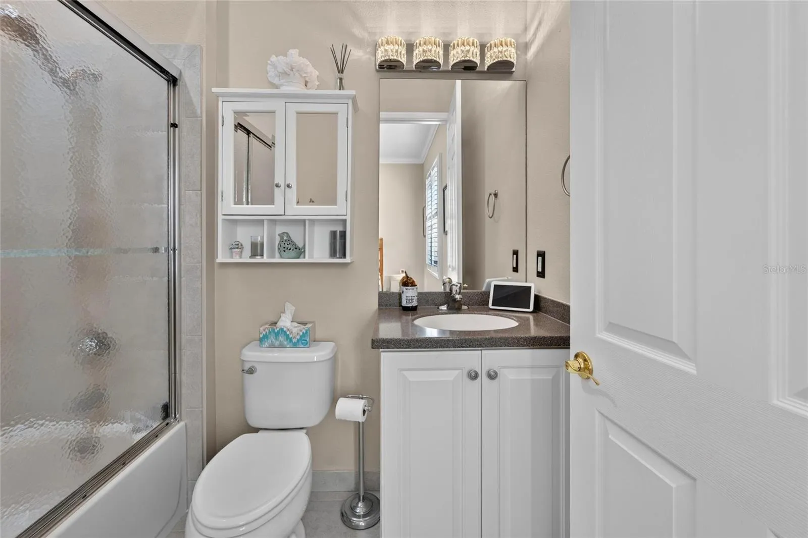 En-suite Bath 3