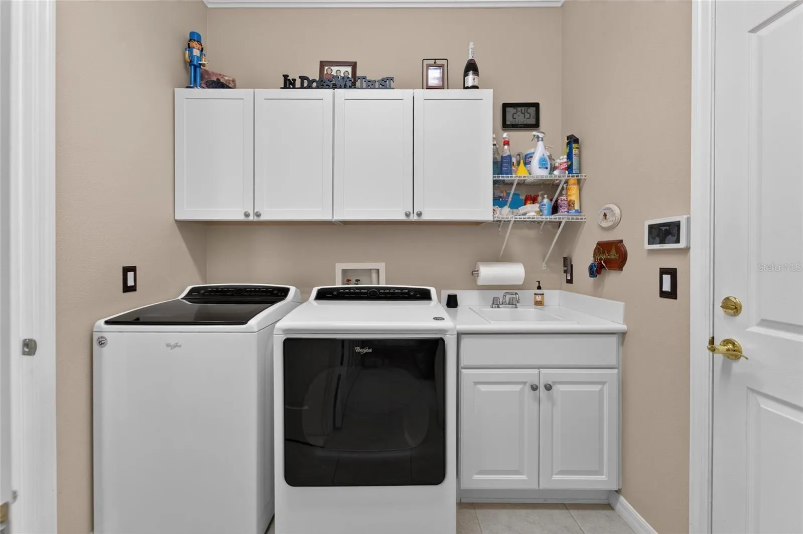 Interior Laundry w/Cabinets & Washtub