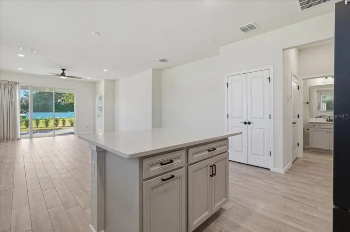 Kitchen Island with Electric