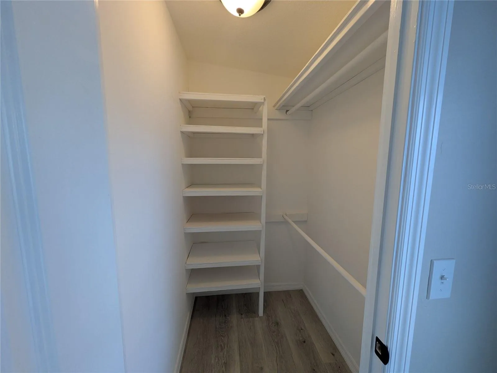 WALK-IN CLOSET