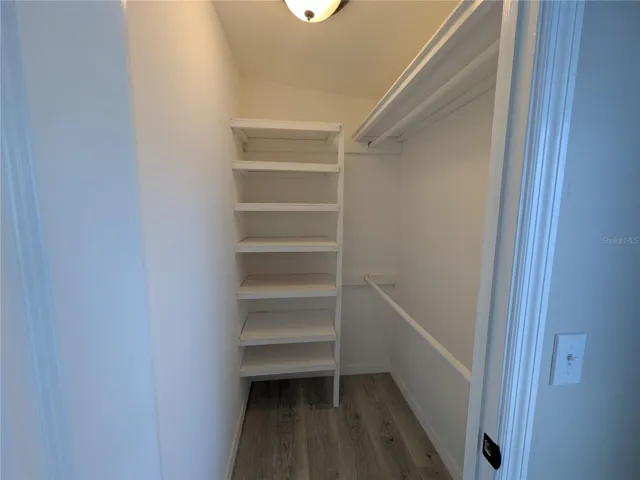 WALK-IN CLOSET