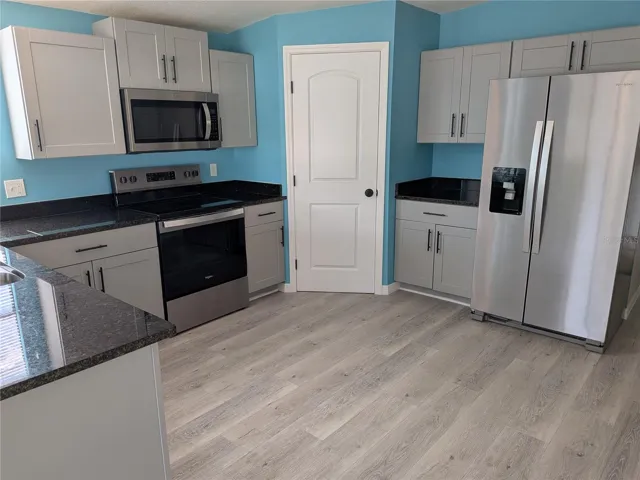 KITCHEN/PANTRY