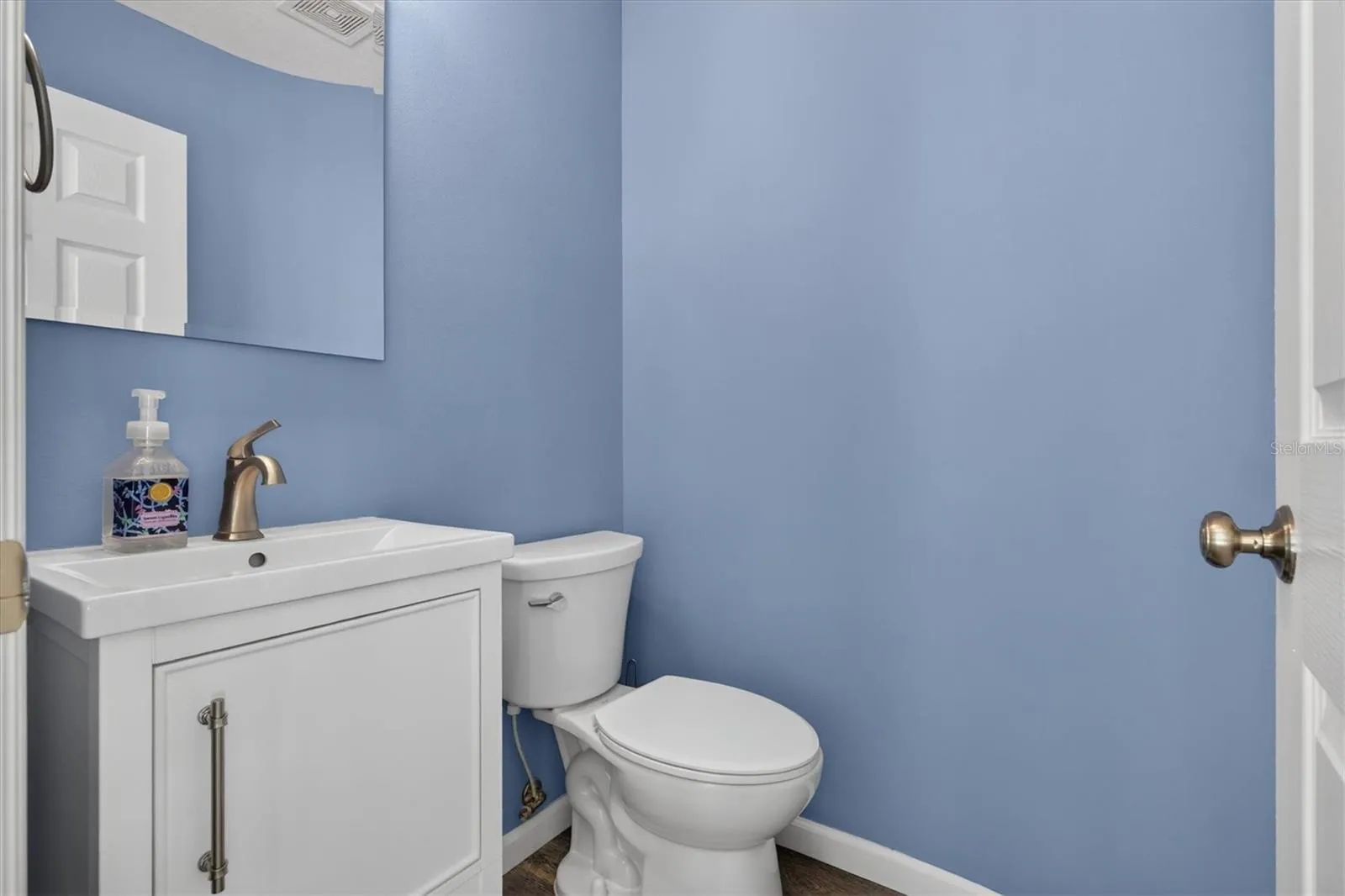 1/2 bath off foyer