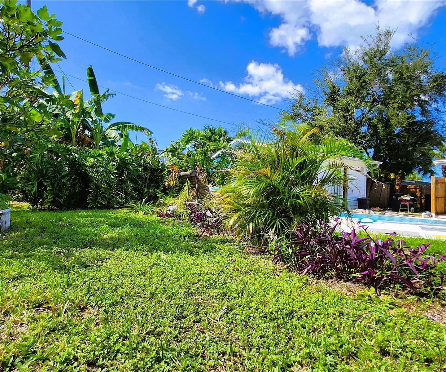 4711 26th Ave W Bradenton FL 34209: SFH, FLOOD ZONE X! NO HOA, LOT: 102W x 135D, Fully Fenced-in, 3/2, 1656sf, POOL, Propane Gas Fireplace and Water Heater, City Utilities, New Long-Lasting Rubber Mulch