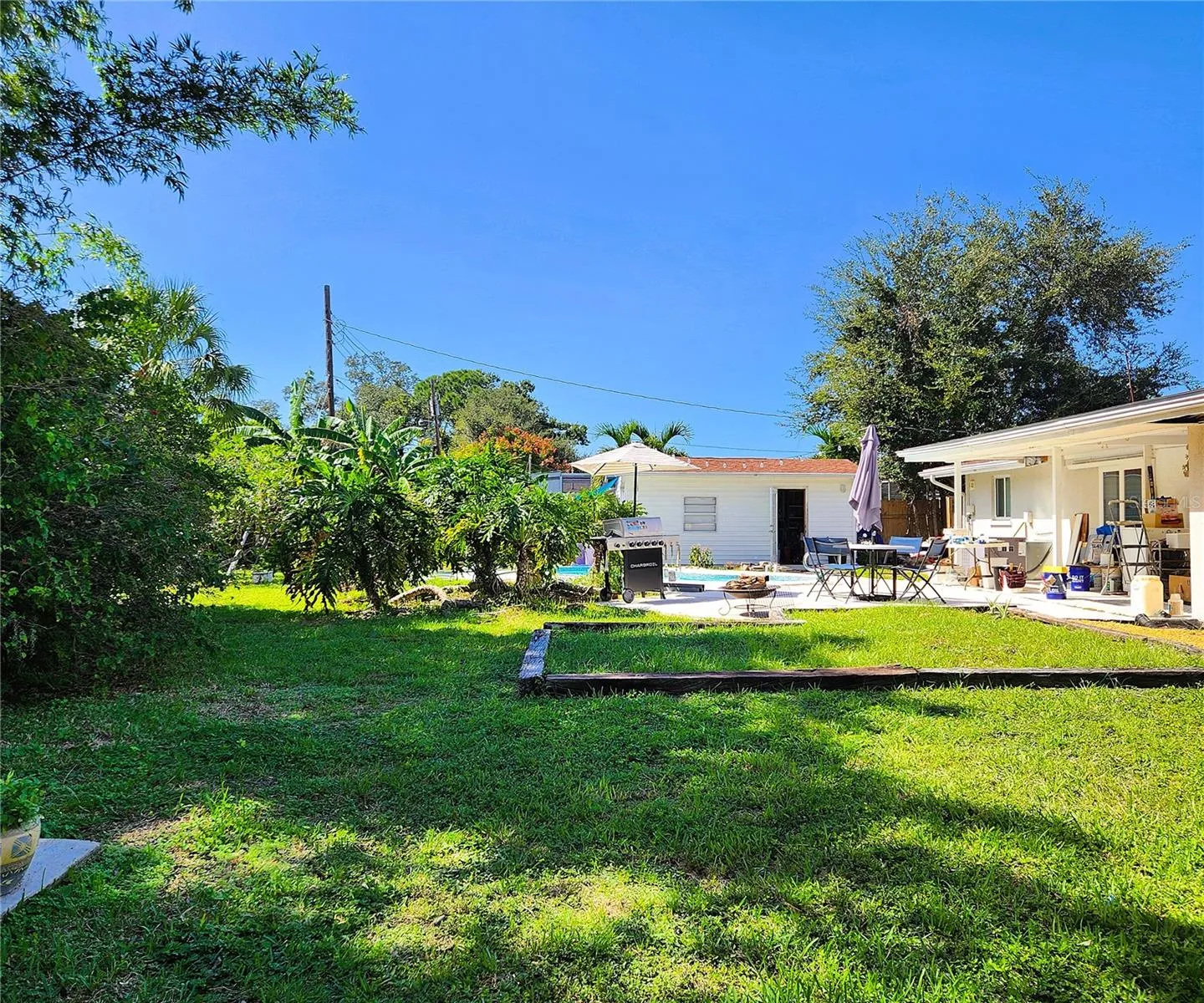 4711 26th Ave W Bradenton FL 34209: SFH, FLOOD ZONE X! NO HOA, LOT: 102W x 135D, Fully Fenced-in, 3/2, 1656sf, POOL, Propane Gas Fireplace and Water Heater, City Utilities, New Long-Lasting Rubber Mulch