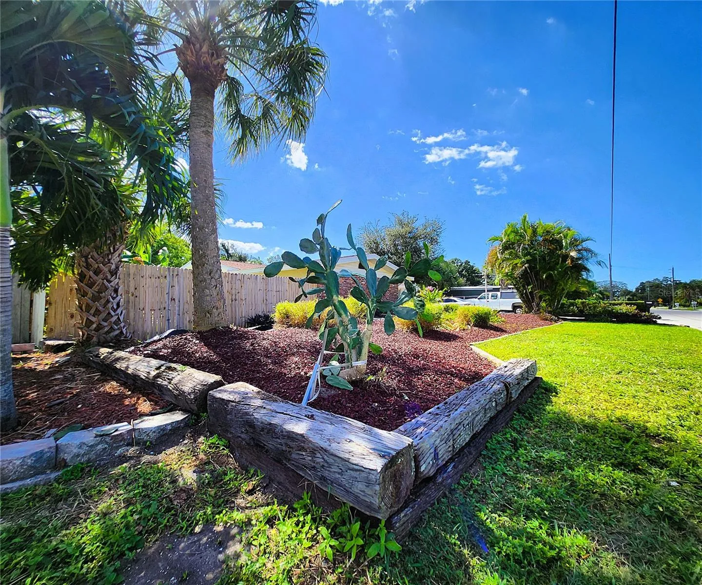 4711 26th Ave W Bradenton FL 34209: SFH, FLOOD ZONE X! NO HOA, LOT: 102W x 135D, Fully Fenced-in, 3/2, 1656sf, POOL, Propane Gas Fireplace and Water Heater, City Utilities, New Long-Lasting Rubber Mulch