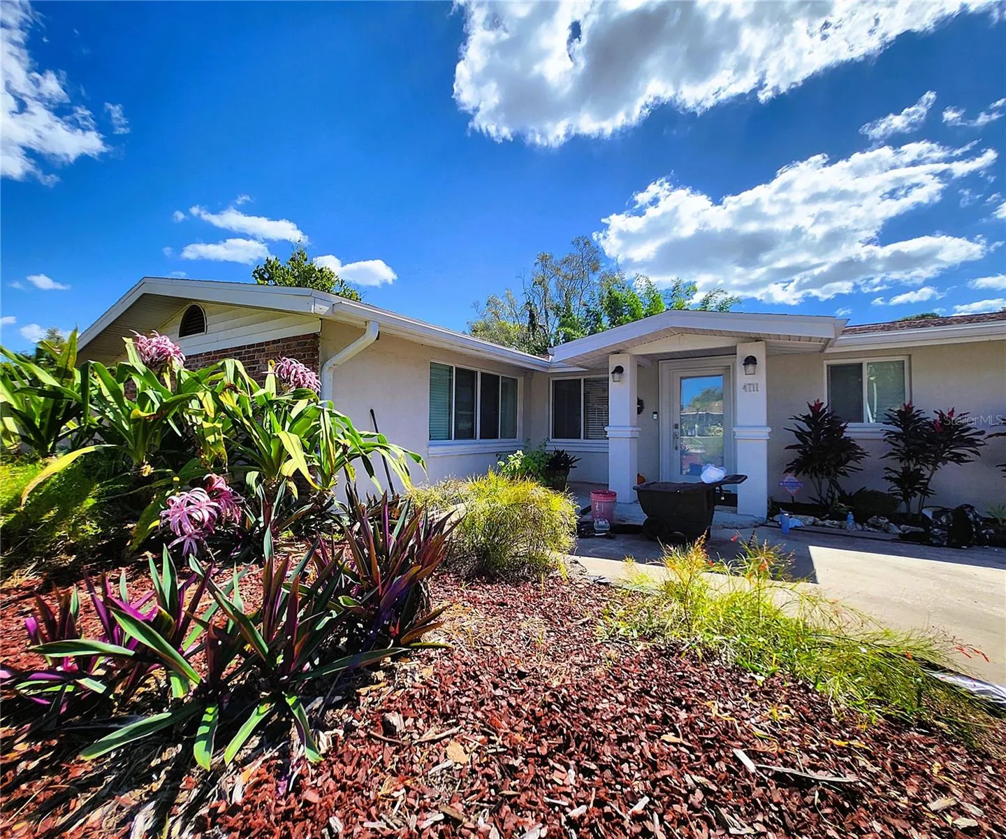 4711 26th Ave W Bradenton FL 34209: SFH, FLOOD ZONE X! NO HOA, LOT: 102W x 135D, Fully Fenced-in, 3/2, 1656sf, POOL, Propane Gas Fireplace and Water Heater, City Utilities, New Long-Lasting Rubber Mulch