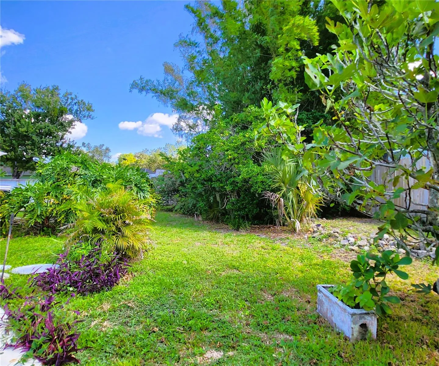 4711 26th Ave W Bradenton FL 34209: SFH, FLOOD ZONE X! NO HOA, LOT: 102W x 135D, Fully Fenced-in, 3/2, 1656sf, POOL, Propane Gas Fireplace and Water Heater, City Utilities, New Long-Lasting Rubber Mulch