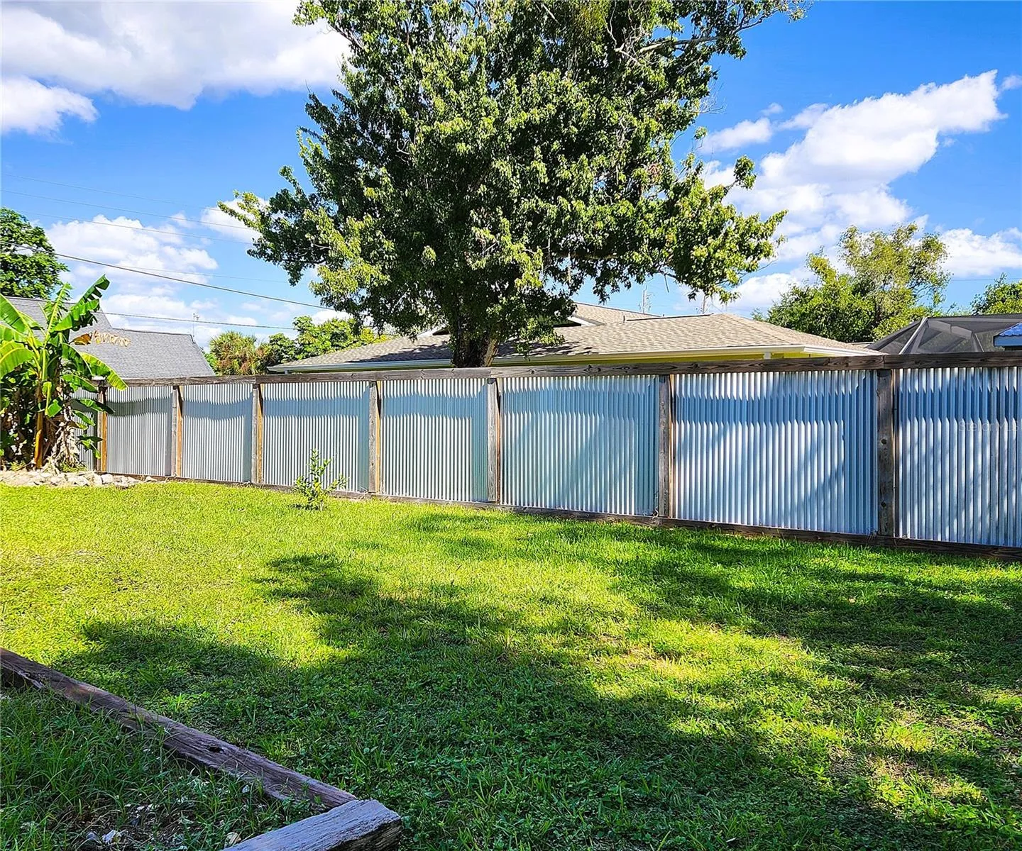 4711 26th Ave W Bradenton FL 34209: SFH, FLOOD ZONE X! NO HOA, LOT: 102W x 135D, Fully Fenced-in, 3/2, 1656sf, POOL, Propane Gas Fireplace and Water Heater, City Utilities, New Long-Lasting Rubber Mulch
