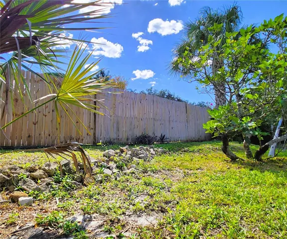 4711 26th Ave W Bradenton FL 34209: SFH, FLOOD ZONE X! NO HOA, LOT: 102W x 135D, Fully Fenced-in, 3/2, 1656sf, POOL, Propane Gas Fireplace and Water Heater, City Utilities, New Long-Lasting Rubber Mulch