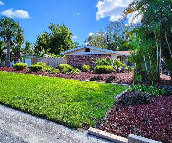 4711 26th Ave W Bradenton FL 34209: SFH, FLOOD ZONE X! NO HOA, LOT: 102W x 135D, Fully Fenced-in, 3/2, 1656sf, POOL, Propane Gas Fireplace and Water Heater, City Utilities, New Long-Lasting Rubber Mulch