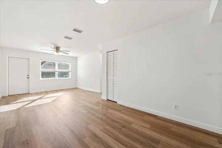 Living room/ dining area