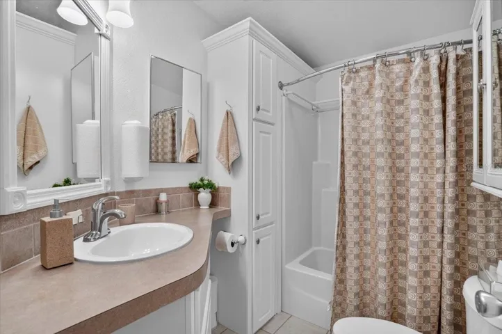 Bathroom 2 with Tub/Shower