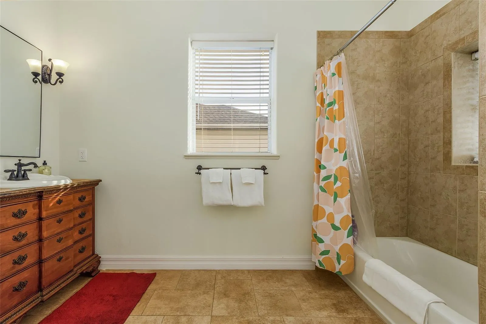 Main floor guest full bath