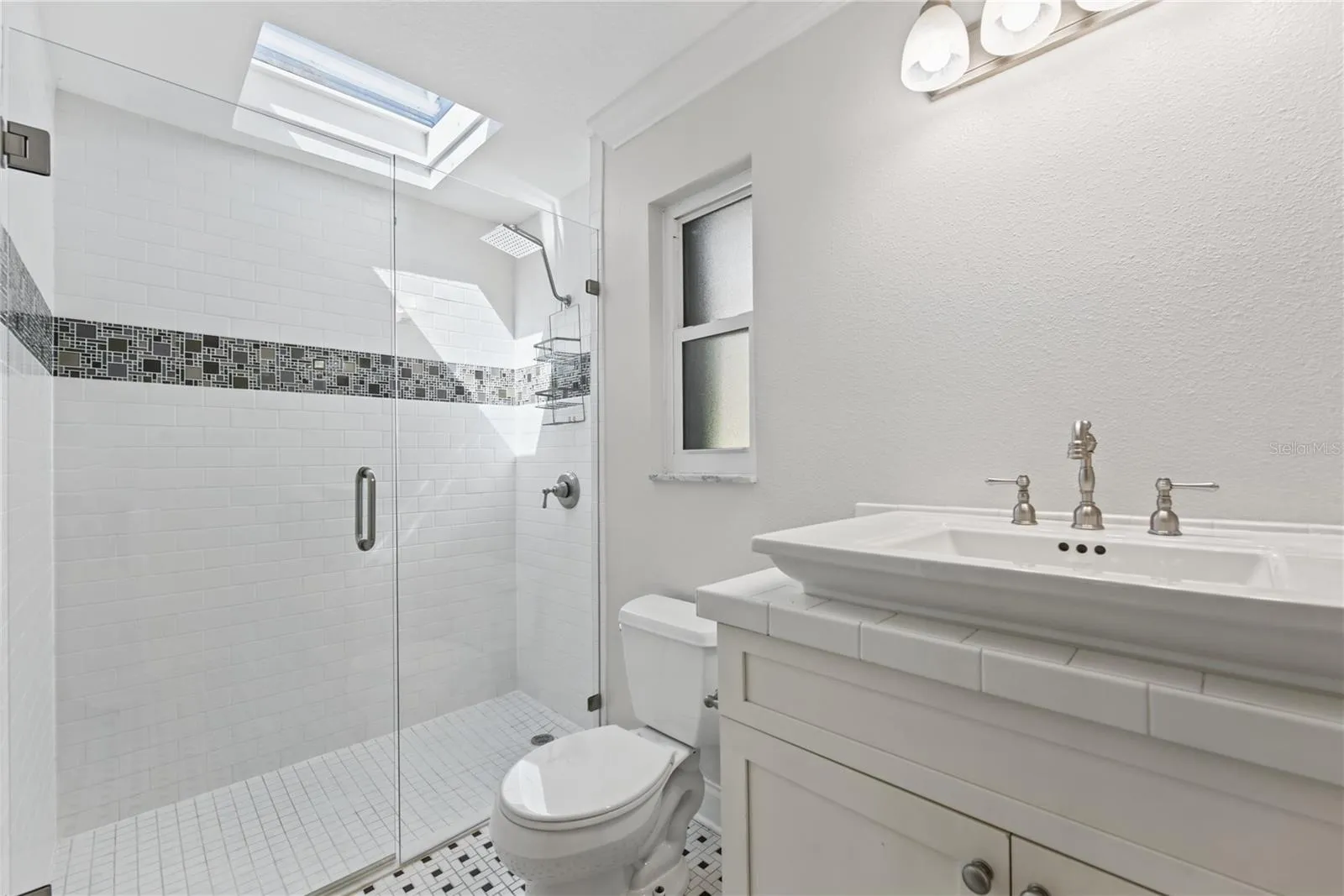 Bathroom 2 (2)