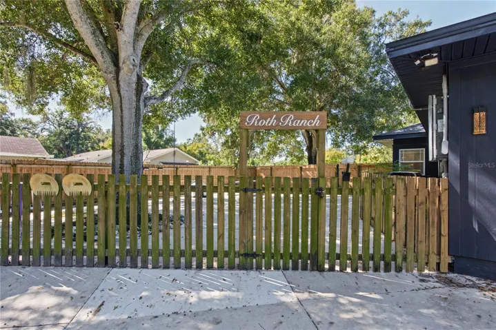 Patio / dog run (1)