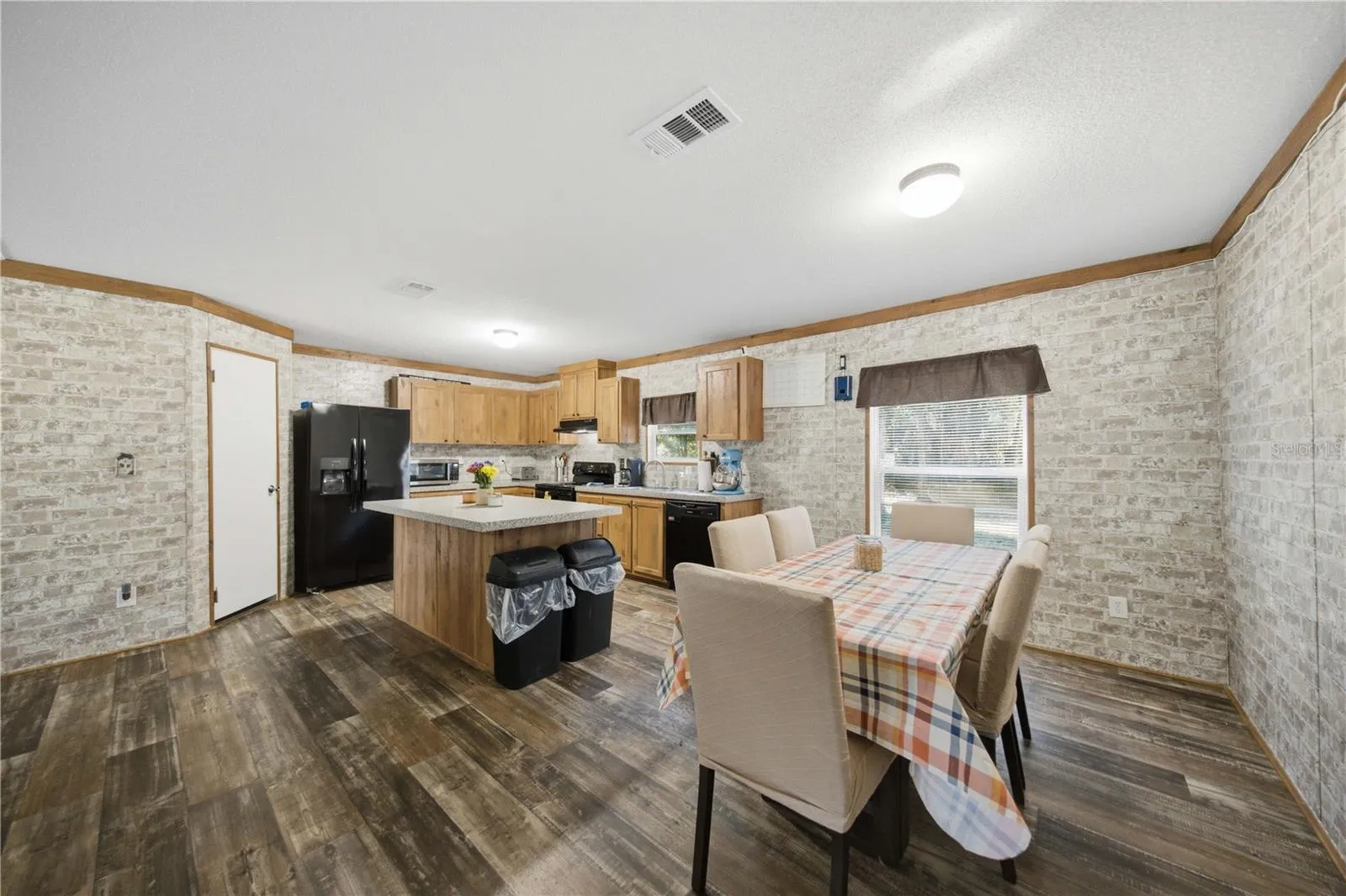 KITCHEN/ DINING AREA