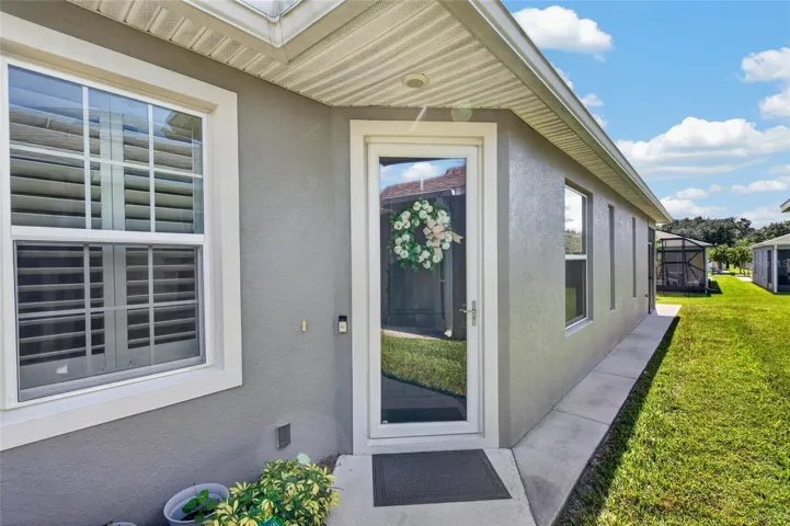 Entry way with storm/screen door