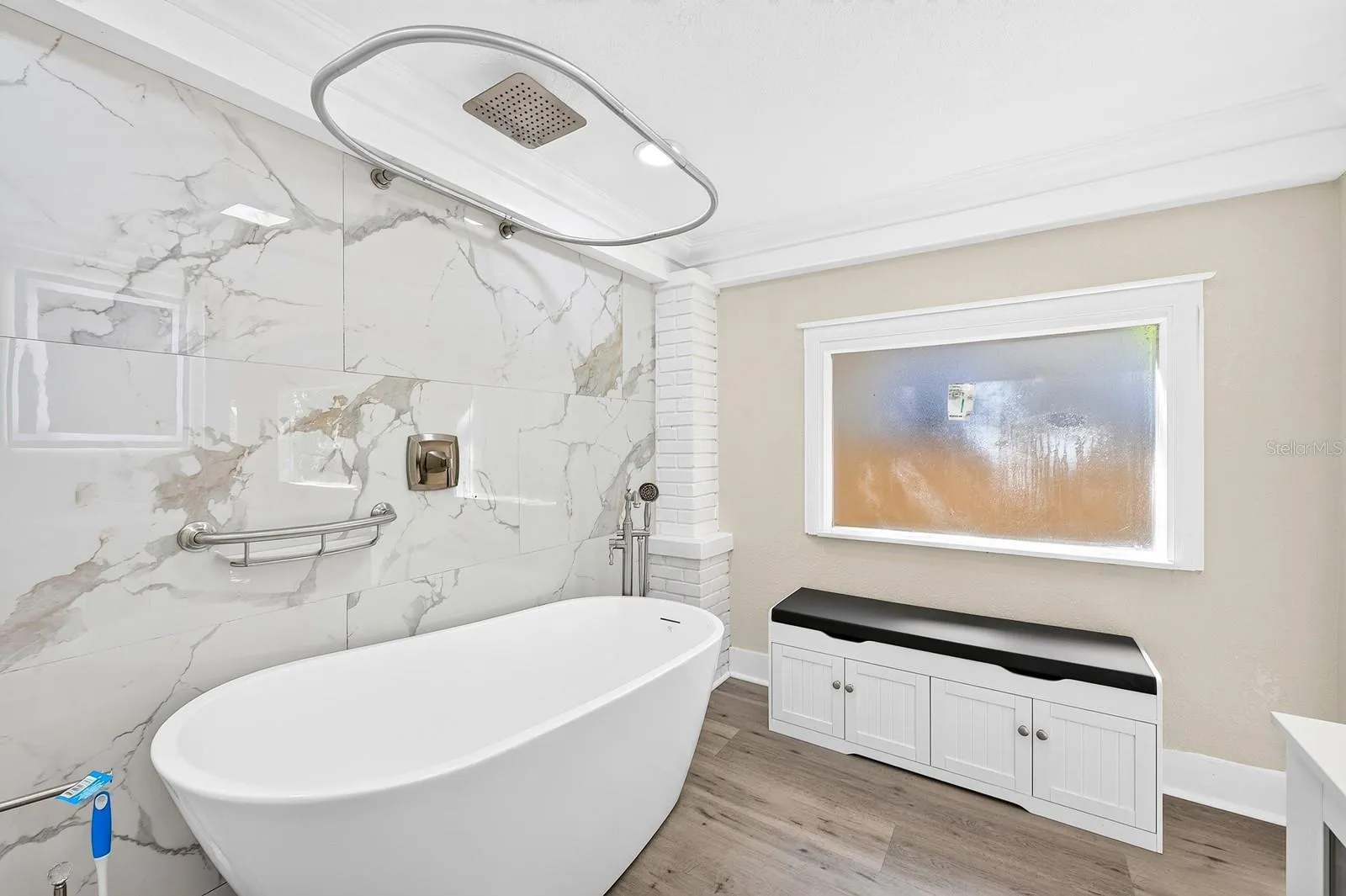 Primary en suite's Garden tub with overhead rain shower