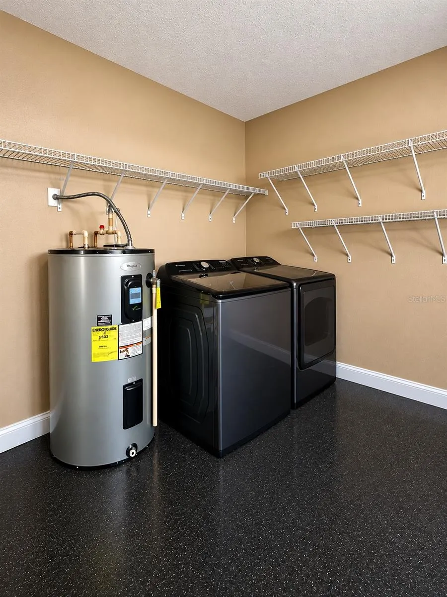 Garage w/laundry area