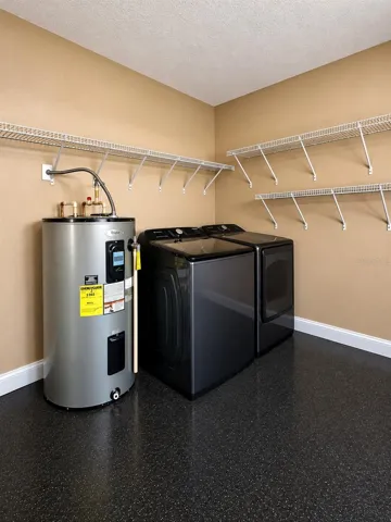 Garage w/laundry area