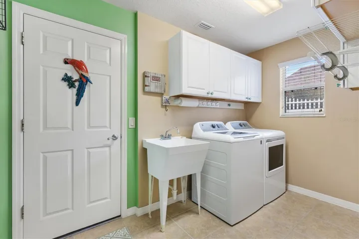 LAUNDRY ROOM INSIDE