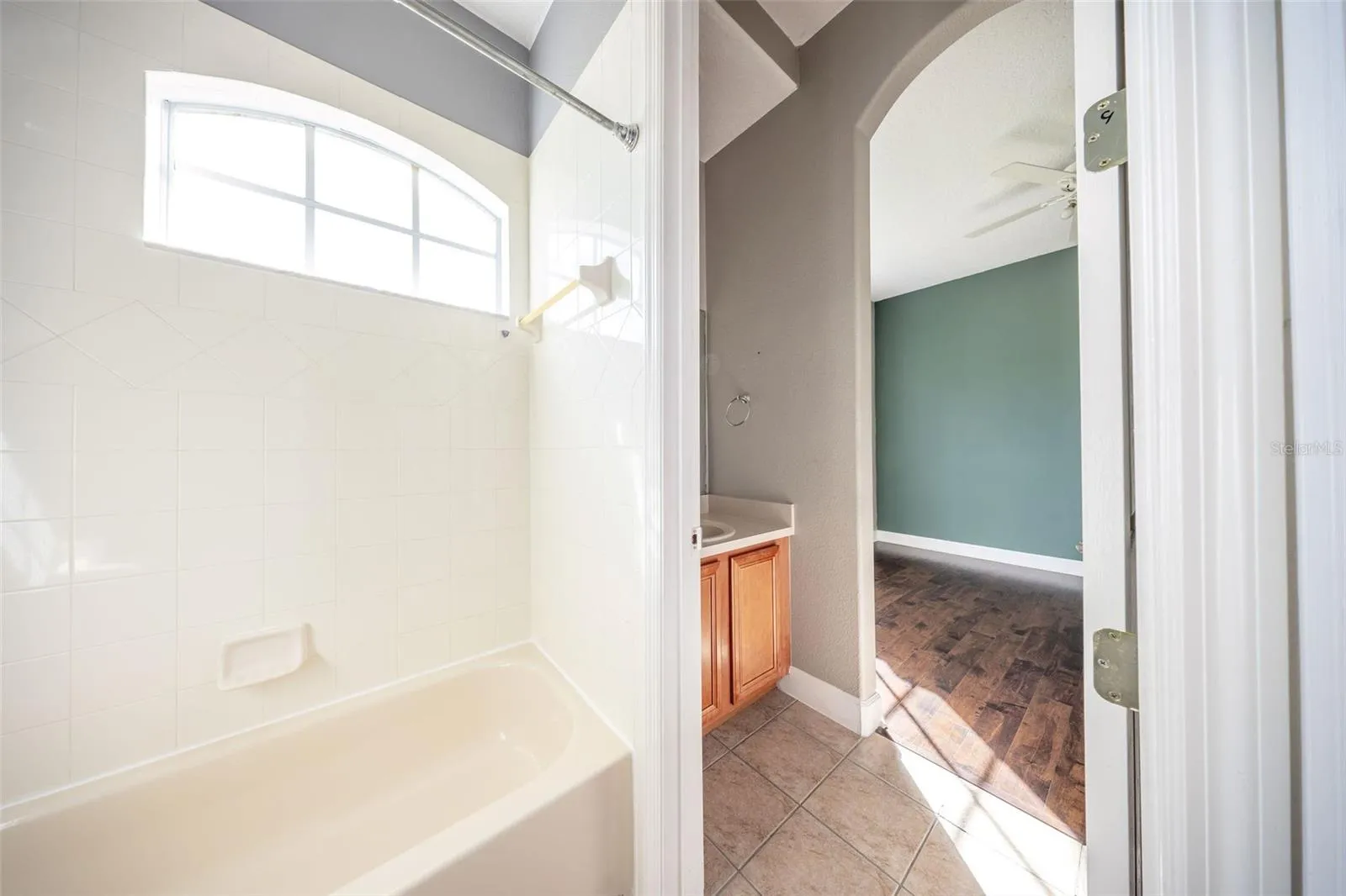 Upstairs jack-n-jill bathroom