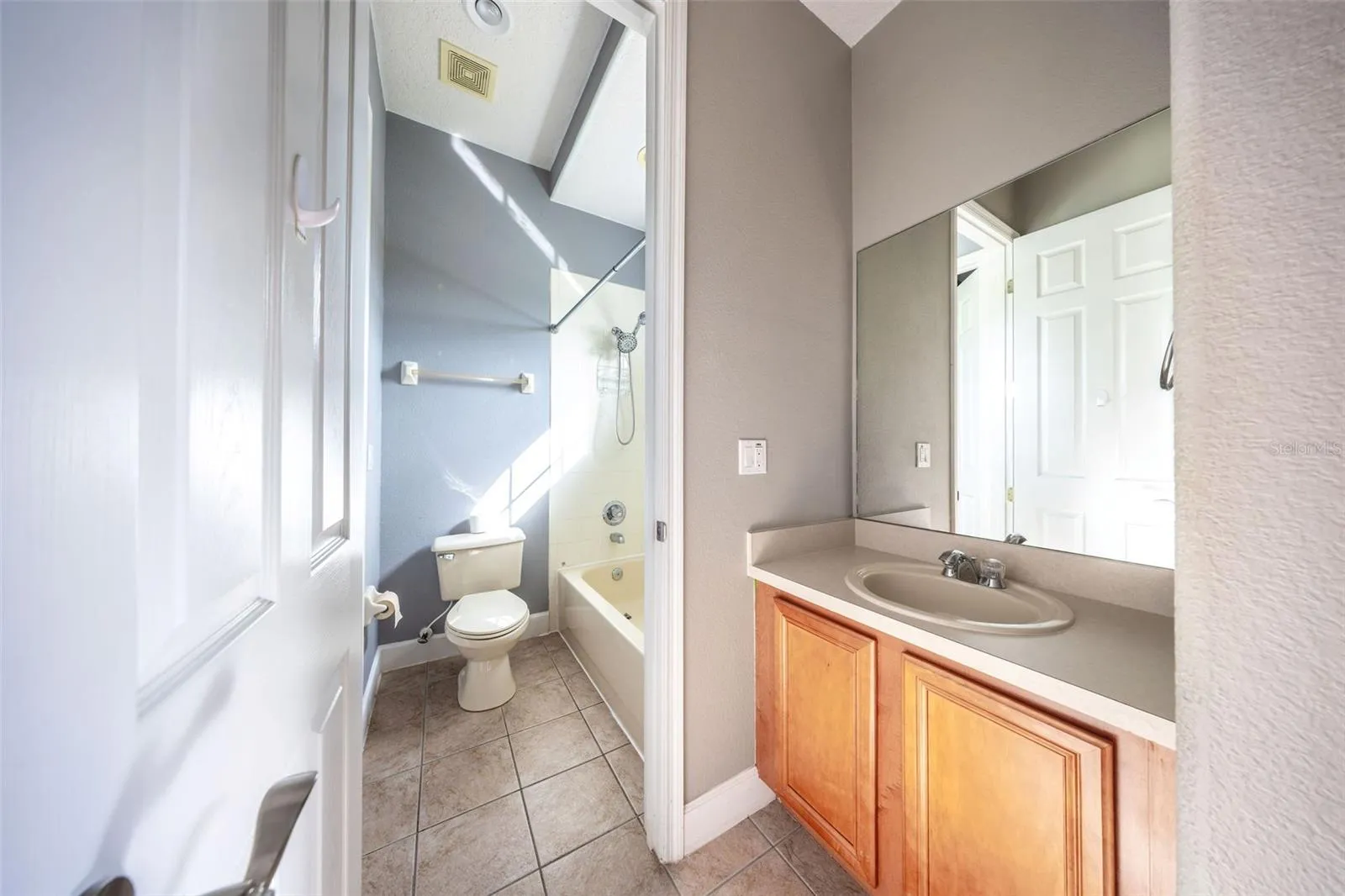 Upstairs jack-n-jill bathroom