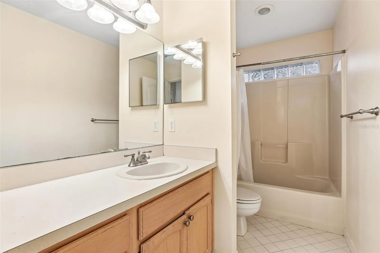 Shared Hallway Bath