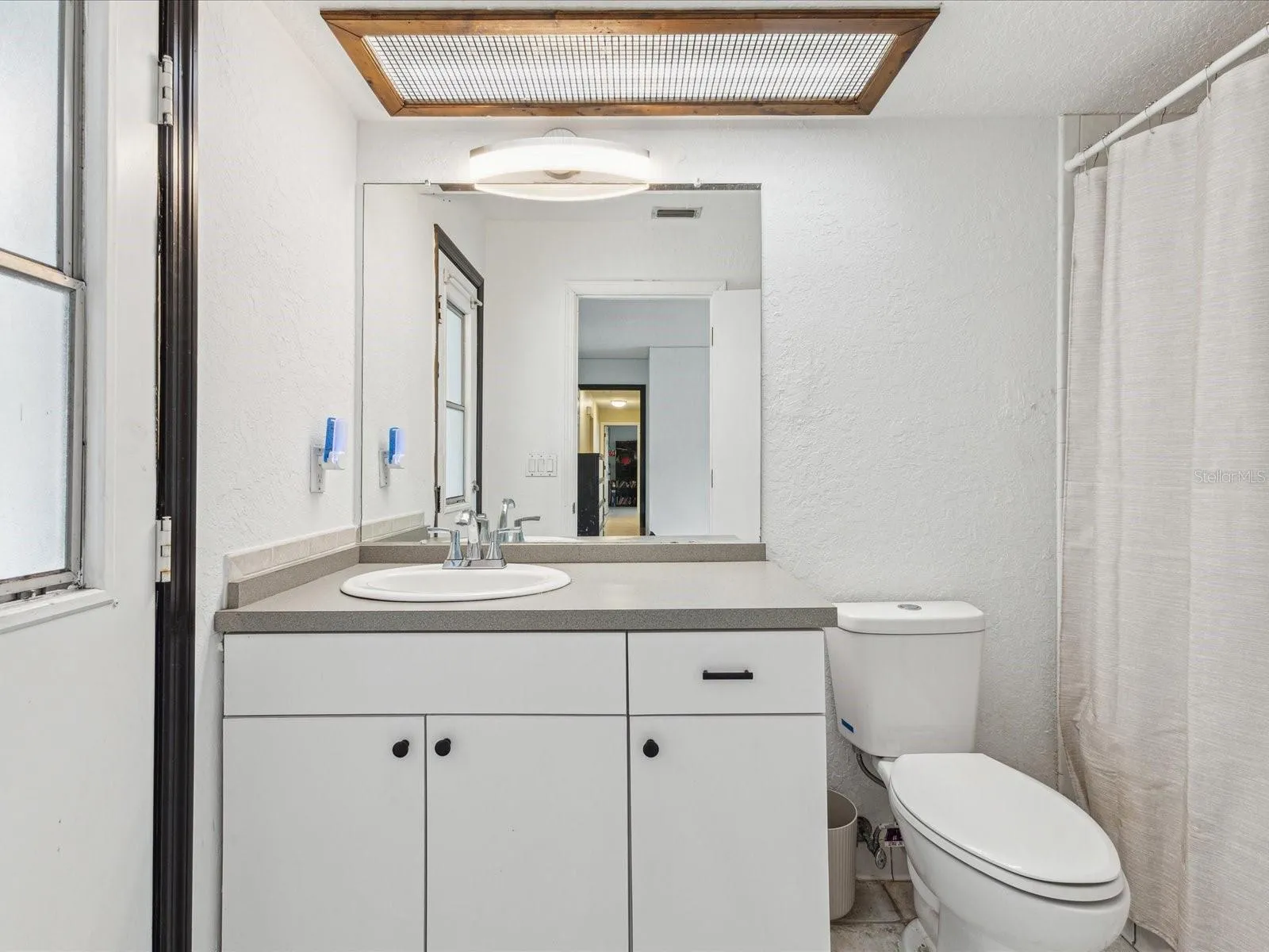 Bedroom 2 ensuite with pool access