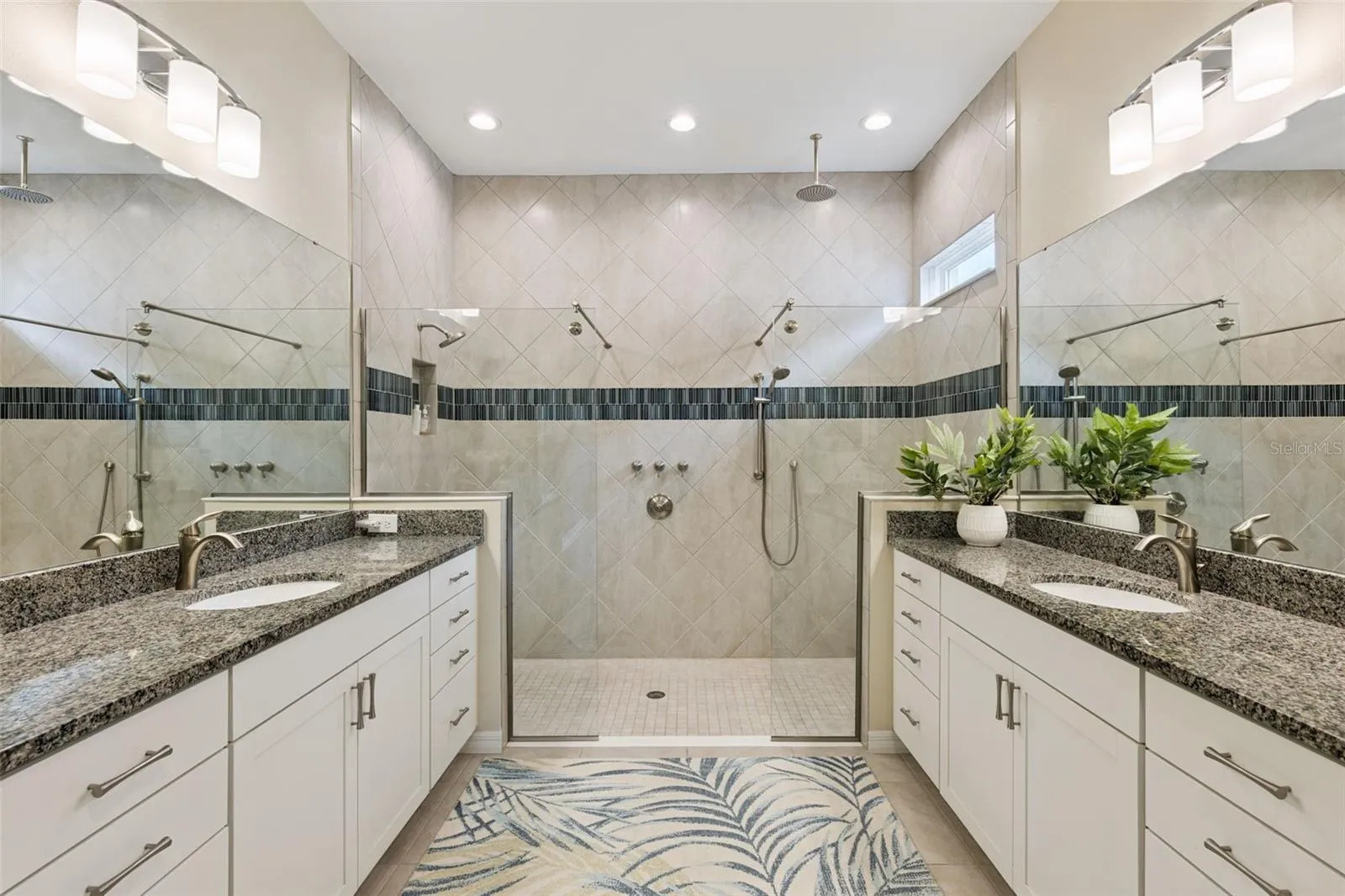 Primary en-suite bathroom