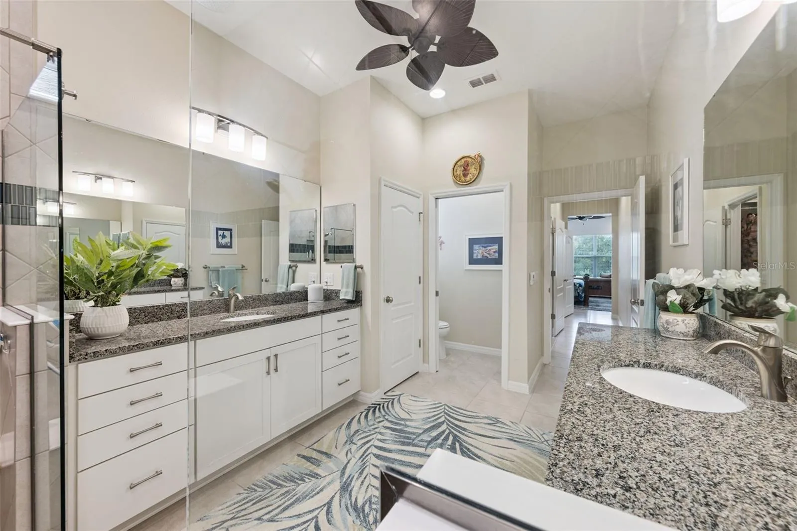 Primary en-suite bathroom